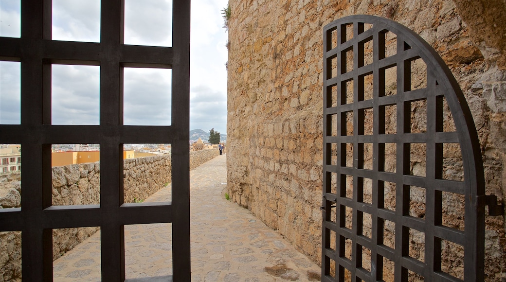 Baluard de Sant Pere showing heritage elements