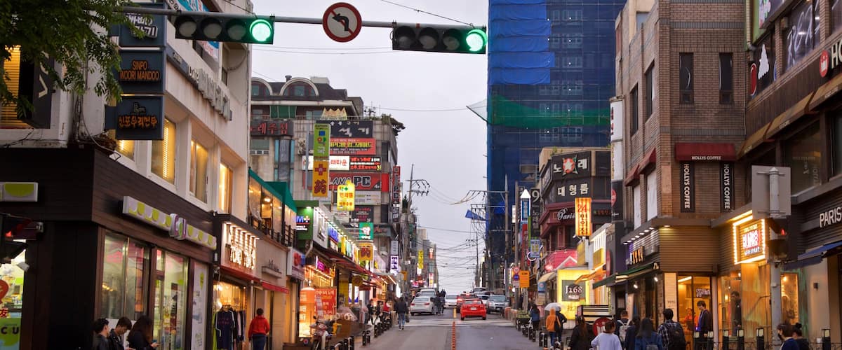 Jeju City showing a city