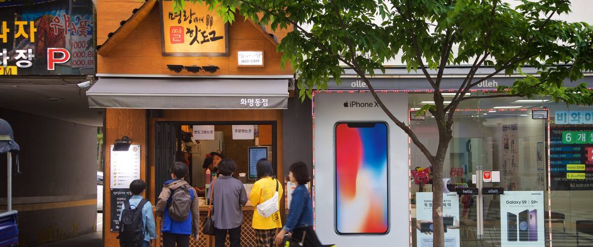 Hwamyeong featuring street scenes as well as a small group of people