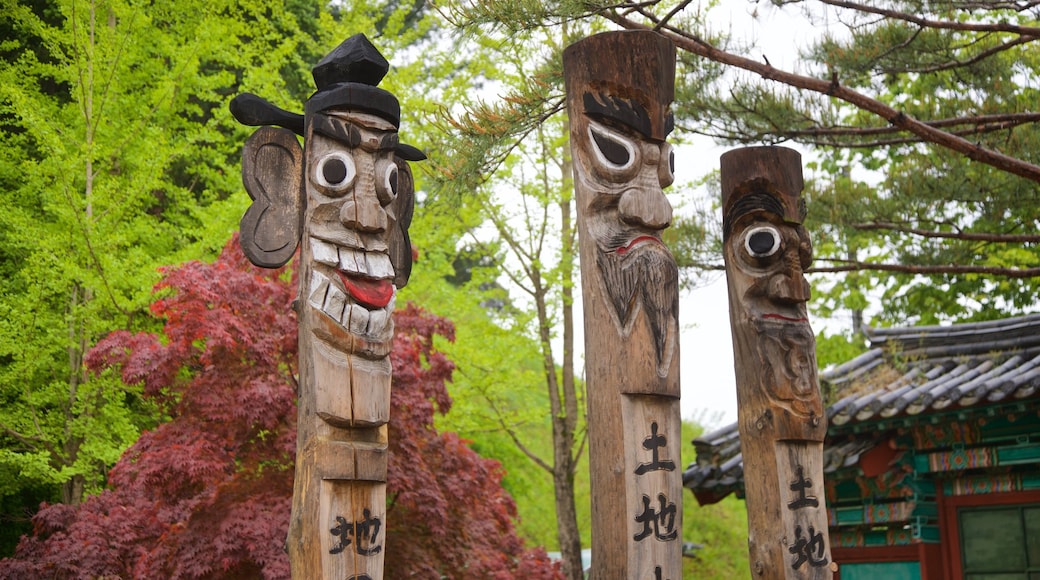 Andong Folk Museum which includes outdoor art