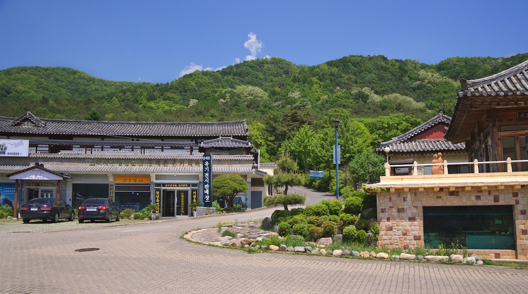 Kyongju Folk Craft Village showing a small town or village