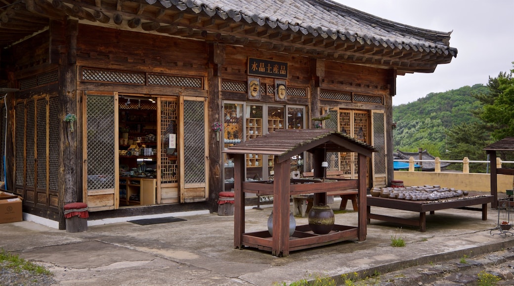 Kyongju Folk Craft Village showing heritage elements