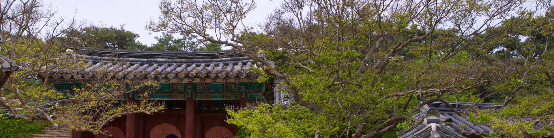 Byeongsanseowon Confucian Academy featuring heritage elements and a park