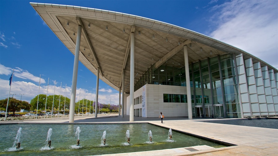 Valencia Conference Centre featuring modern architecture and a fountain