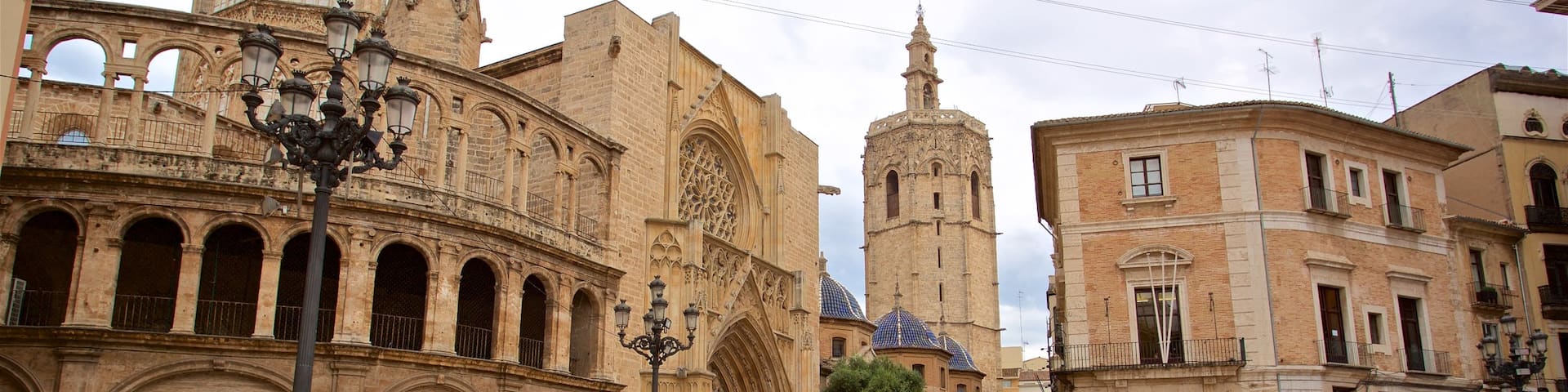 Valencia Cathedral featuring a square or plaza and heritage architecture