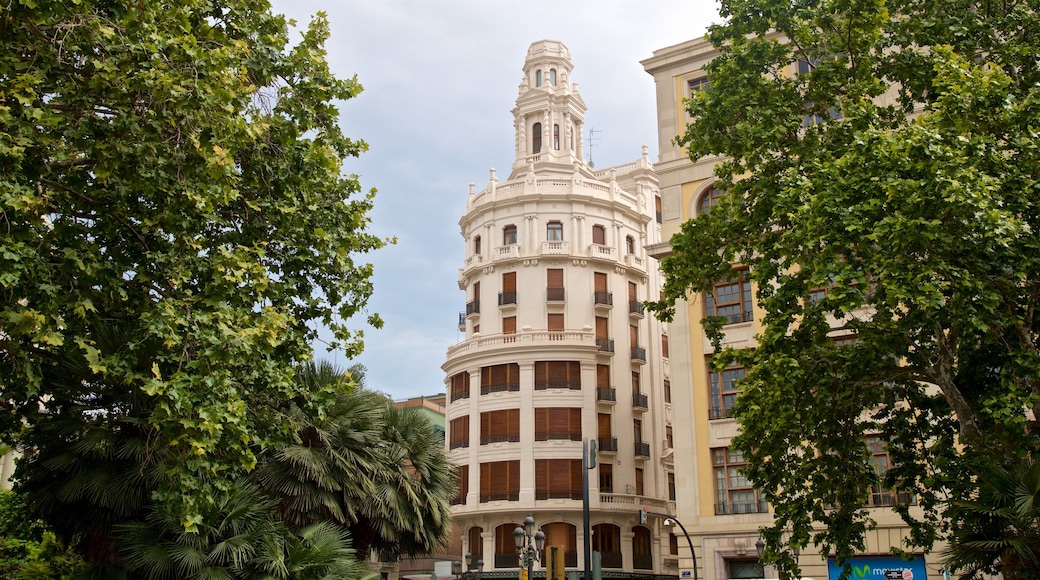 Plaza del Ayuntamiento featuring heritage elements