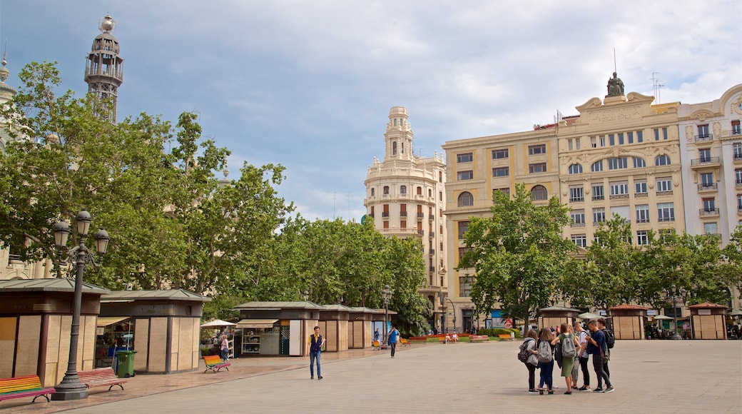 Plaza del Ayuntamiento showing a square or plaza and street scenes as well as a small group of people