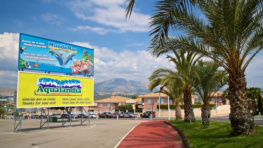 Mundomar showing a small town or village and signage