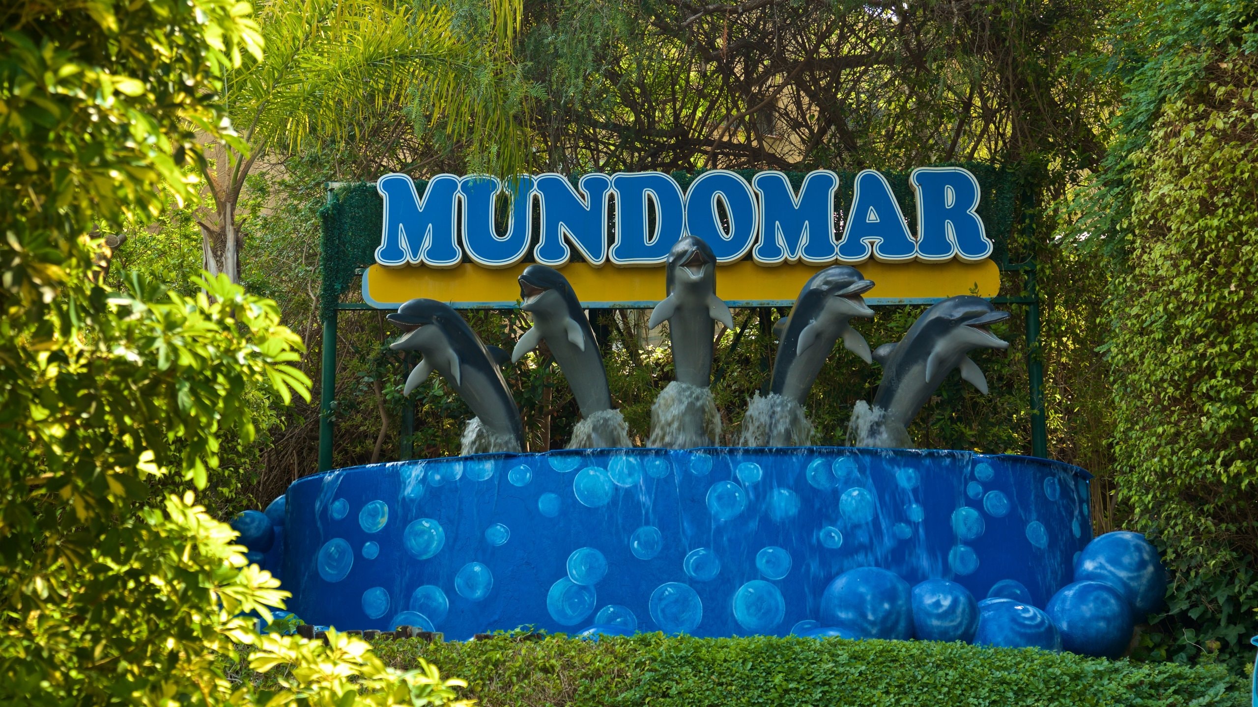 Mundomar showing a fountain and signage