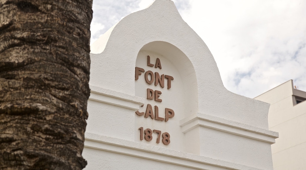 Llavador de la Font featuring signage