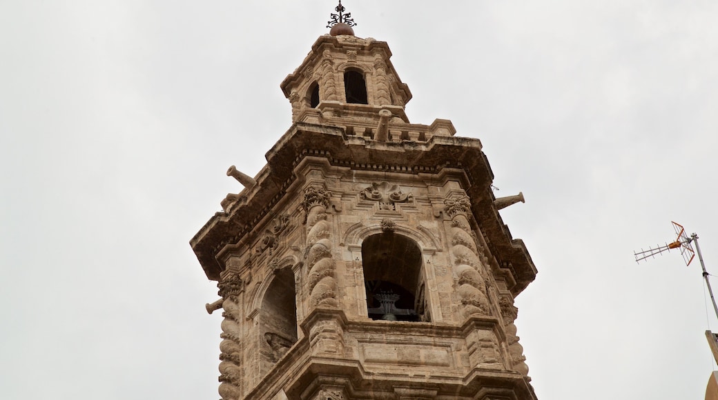 Kerk en toren van Santa Catalina