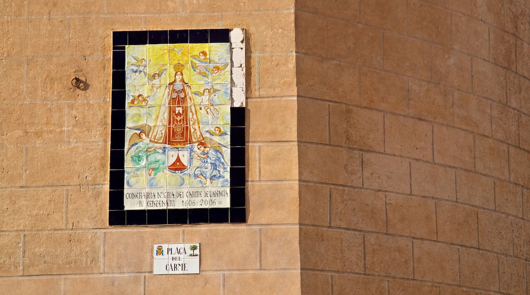 Plaza del Carmen showing religious elements and outdoor art