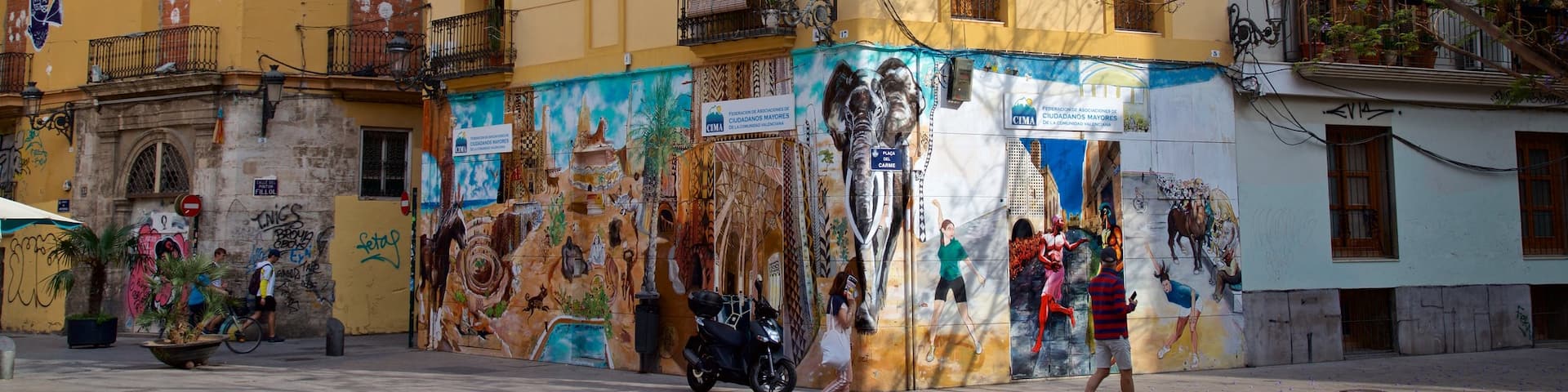 Plaza del Carmen which includes outdoor art