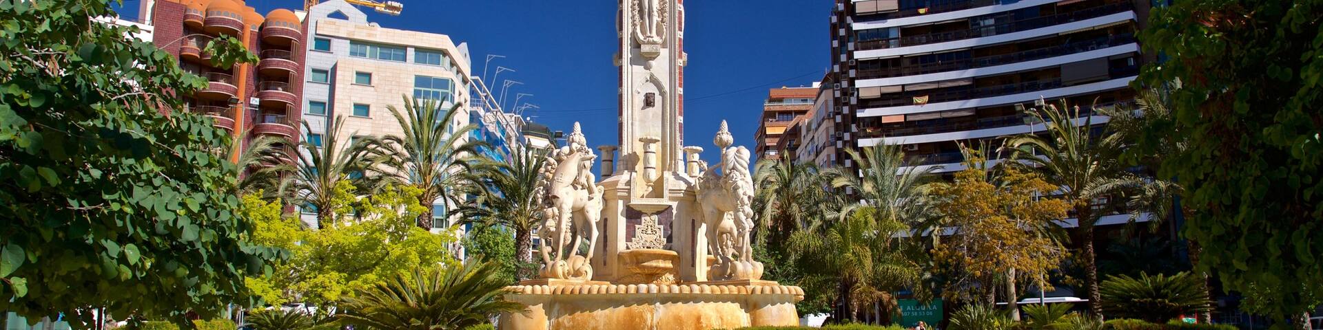 Placa de los Luceros showing a fountain, heritage elements and a garden