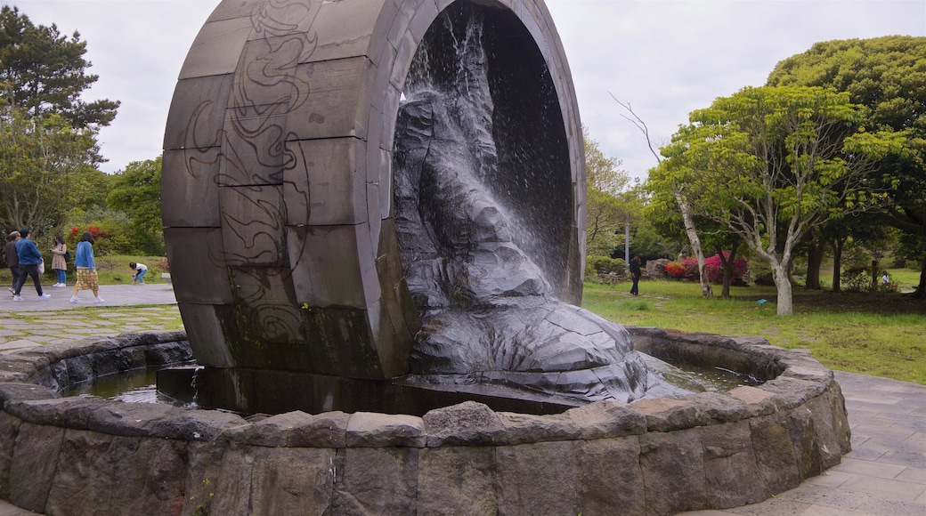 Manjanggul Lava-tube Cave featuring a fountain and a park