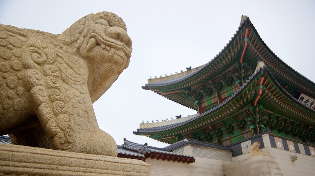 Gwanghwamun showing a statue or sculpture and heritage elements