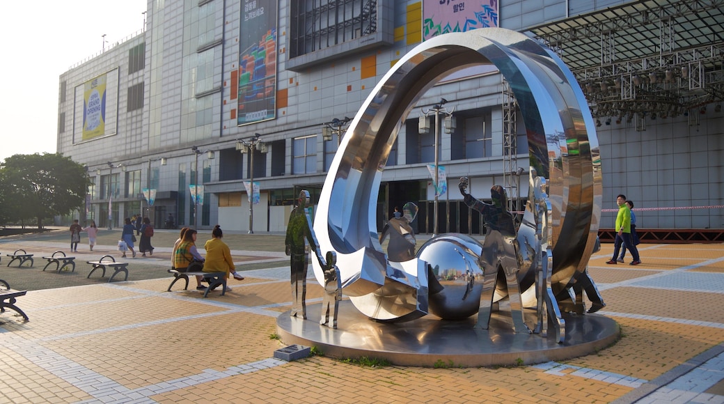 Shinchon featuring a square or plaza and outdoor art