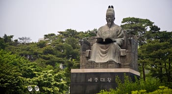 Yeouido showing heritage elements and a monument