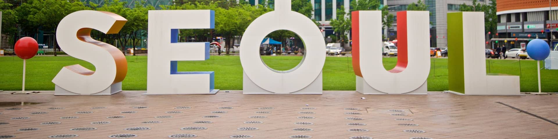 Seoul Plaza showing a park, outdoor art and signage
