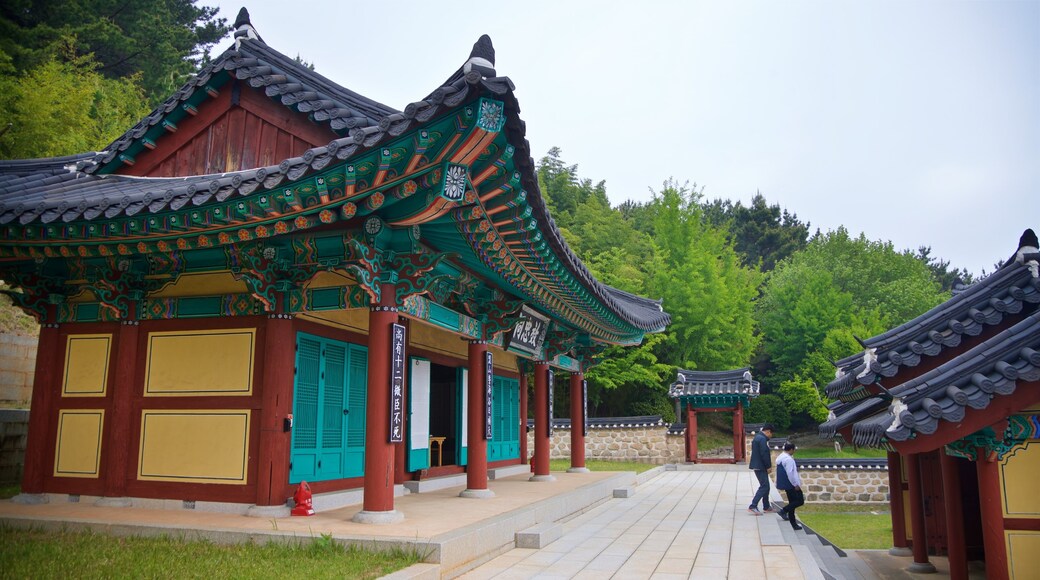 Geoje Okpo Daecheop Ginyeom Park which includes a small town or village and heritage elements