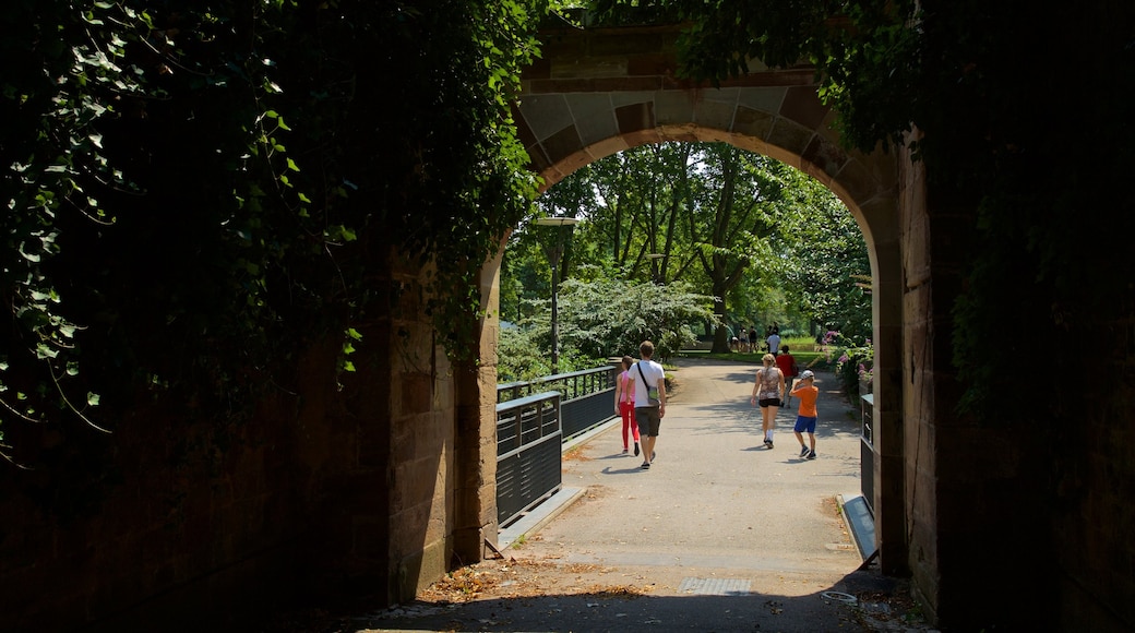 Citadelle Park featuring a garden as well as a family