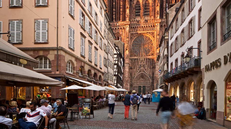 Our Lady of Strasbourg Cathedral showing street scenes, heritage architecture and a church or cathedral