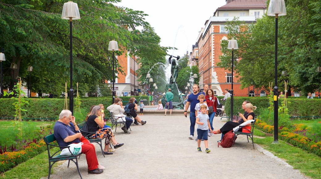 Maria Square showing a garden as well as a small group of people