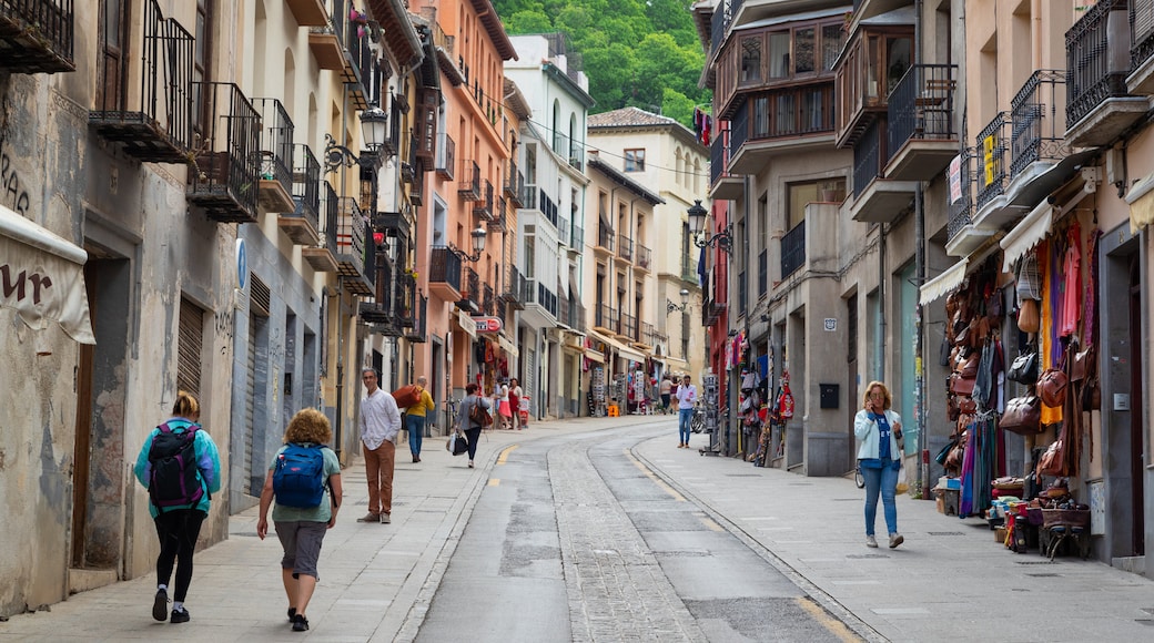 Granada showing street scenes as well as a couple