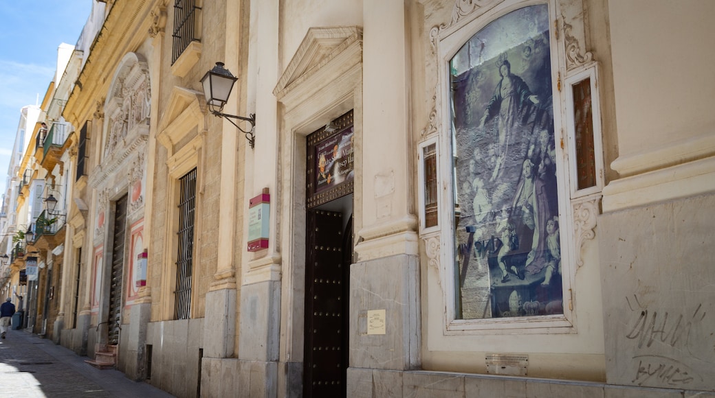 Oratorio de la Santa Cueva featuring heritage elements