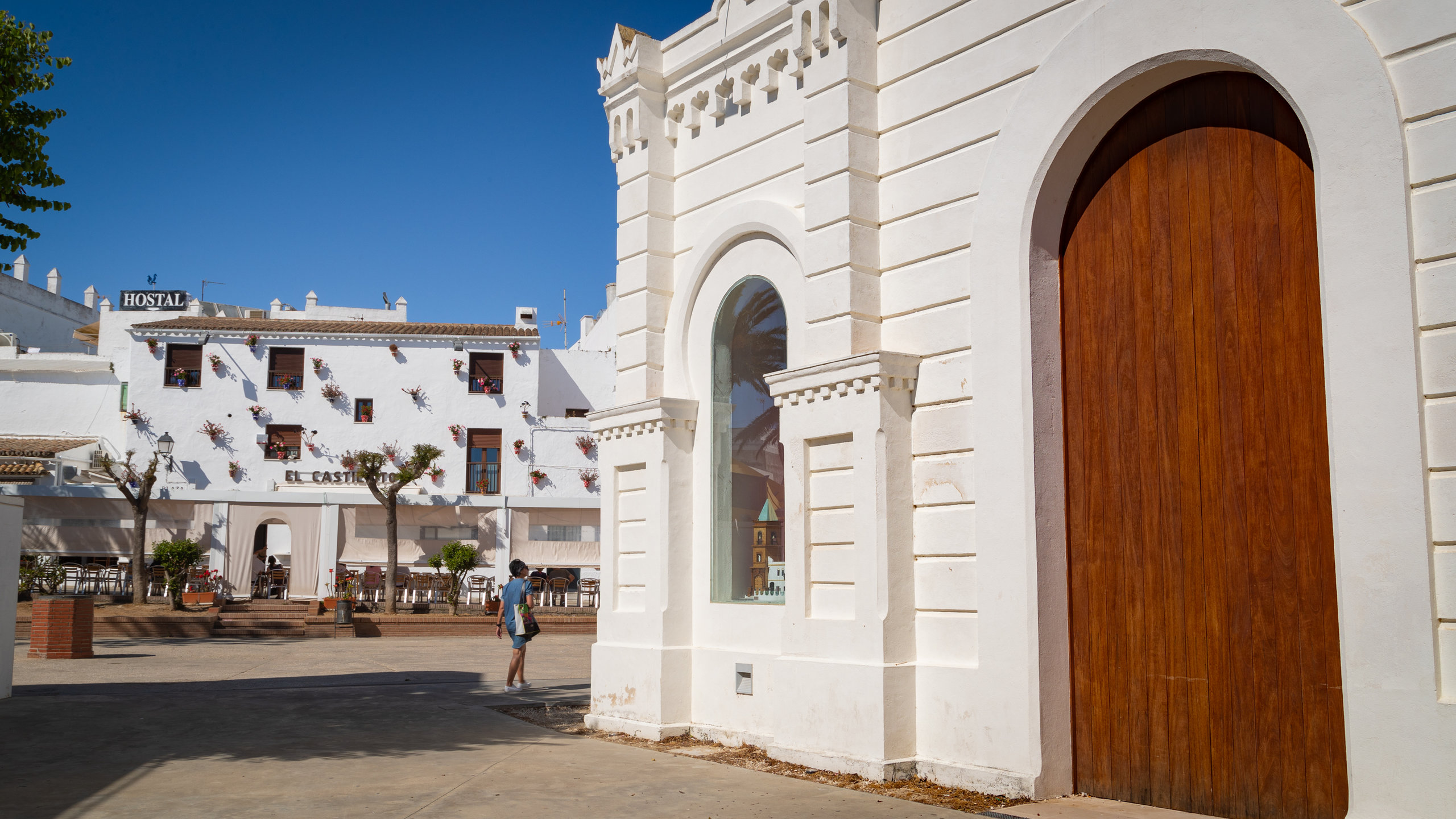 Beach and White Town, Conil De La Frontera. Editorial Stock Photo - Image  of building, blue: 63334888