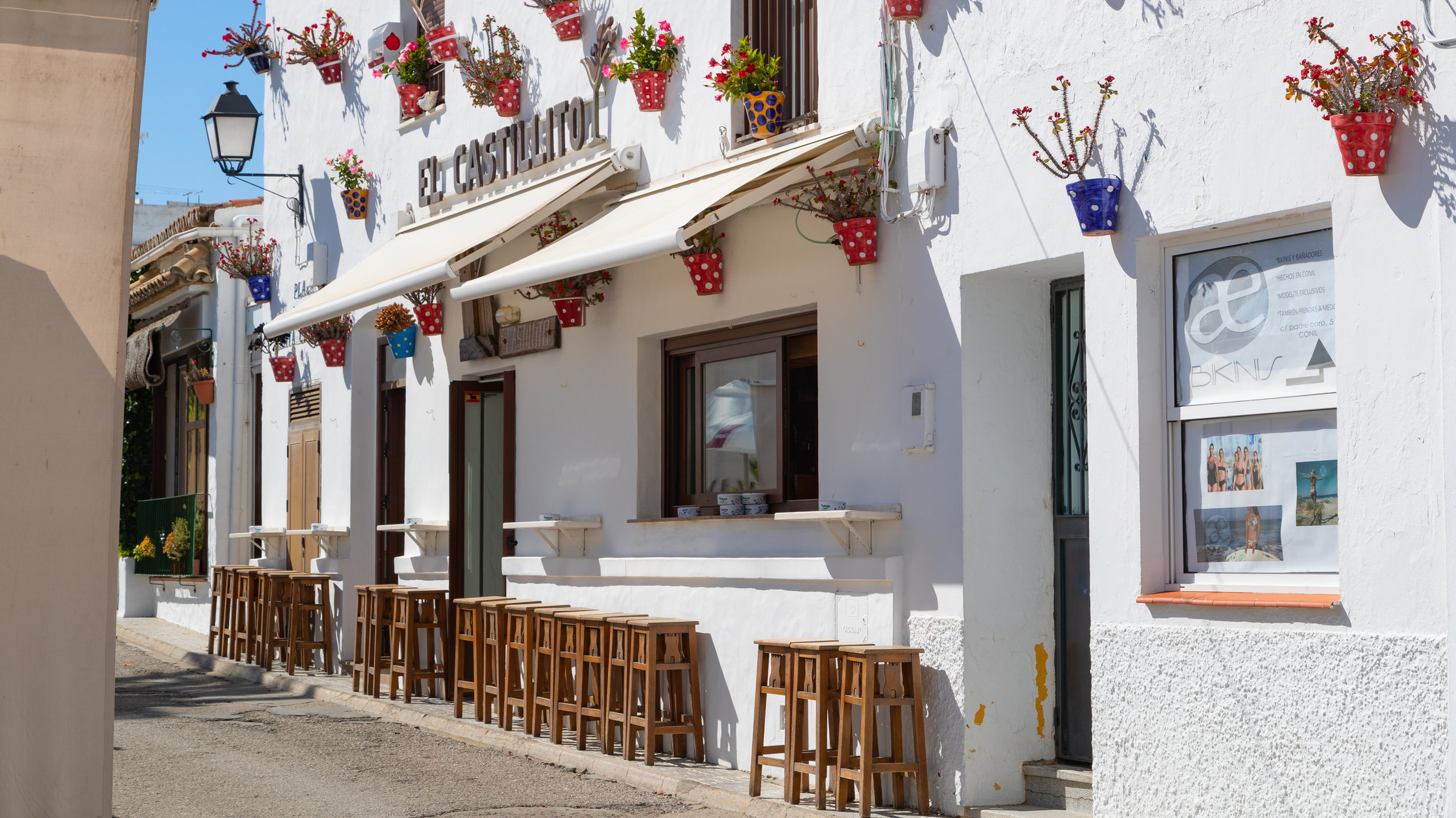 Um jovem turista na passarela da praia bateles em conil de la frontera  cadiz andaluzia