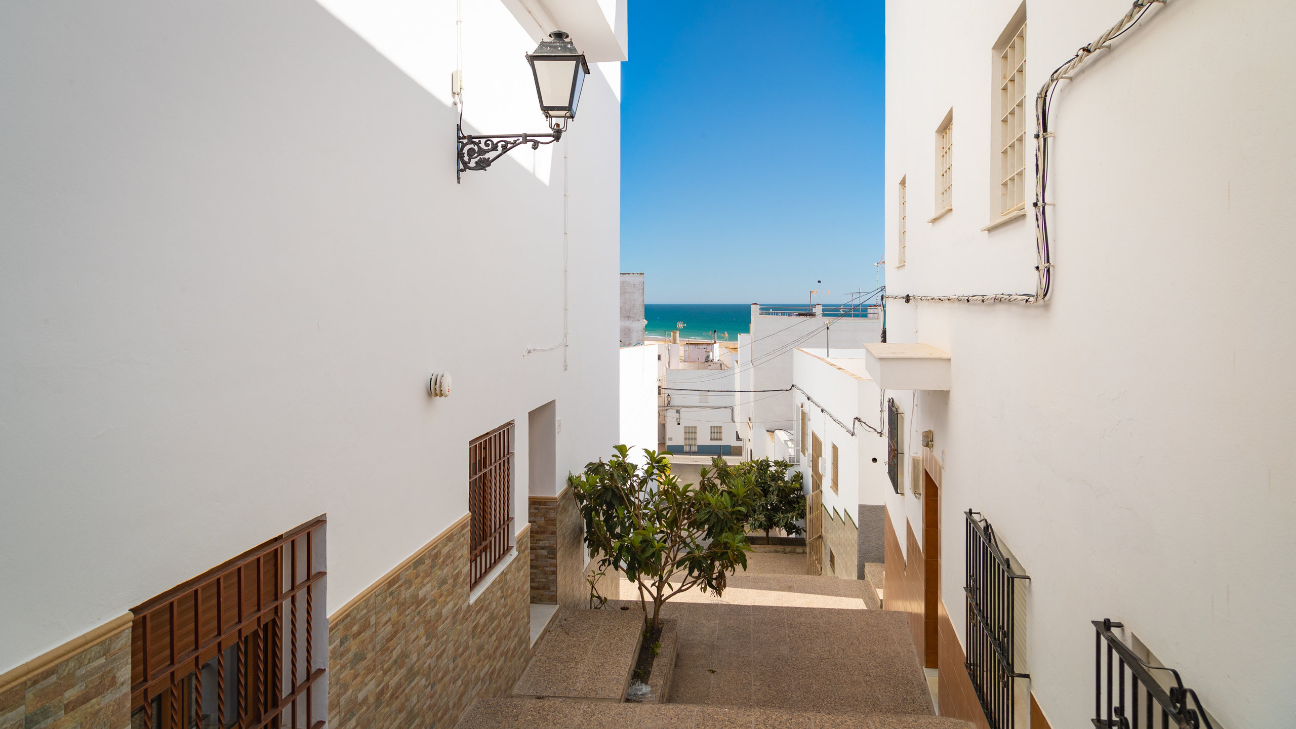 Um jovem turista na passarela da praia bateles em conil de la frontera  cadiz andaluzia