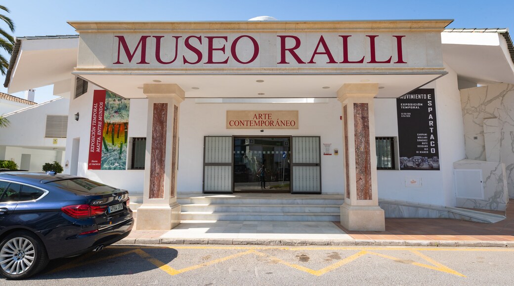 Ralli Museum featuring signage