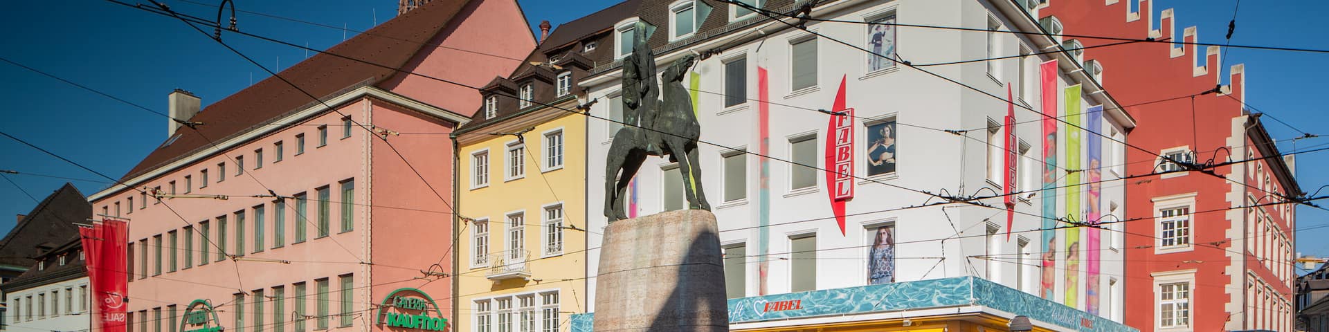 Bertoldsbrunnen which includes outdoor art and a city