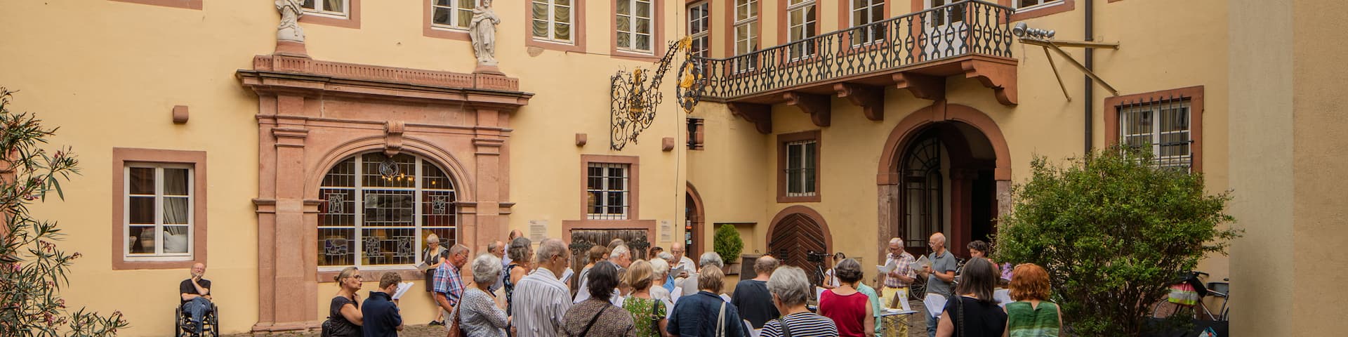 Kurpfälzisches Museum as well as a small group of people