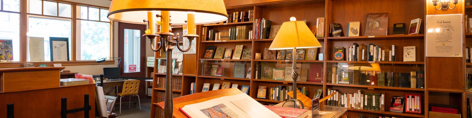 Powell\'s City of Books which includes interior views