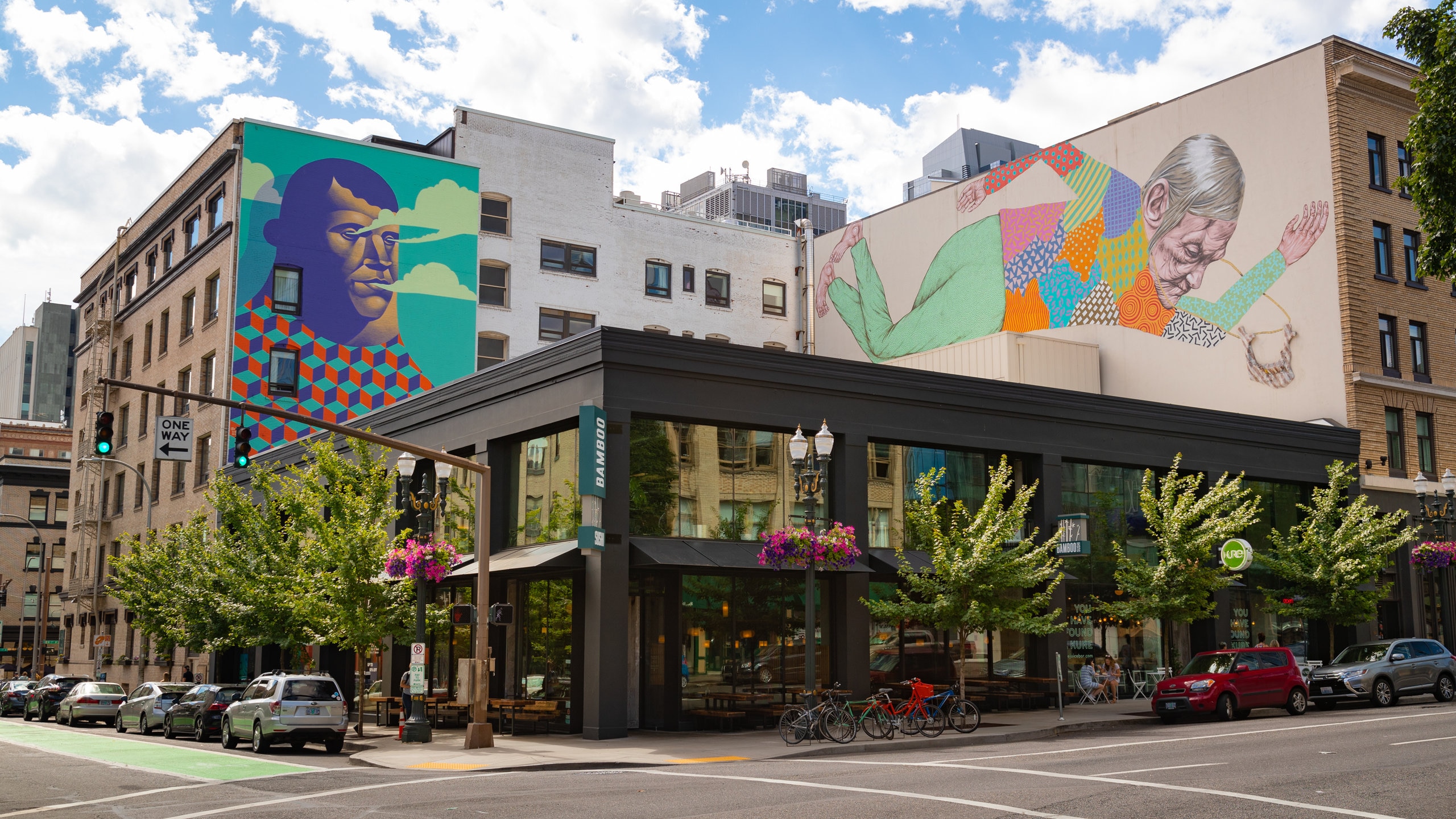 Pearl District showing a city and outdoor art