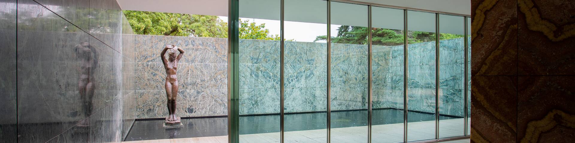 Pavelló Mies van der Rohe featuring a statue or sculpture and interior views