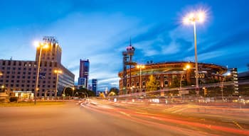 Placa d\'Espanya which includes night scenes