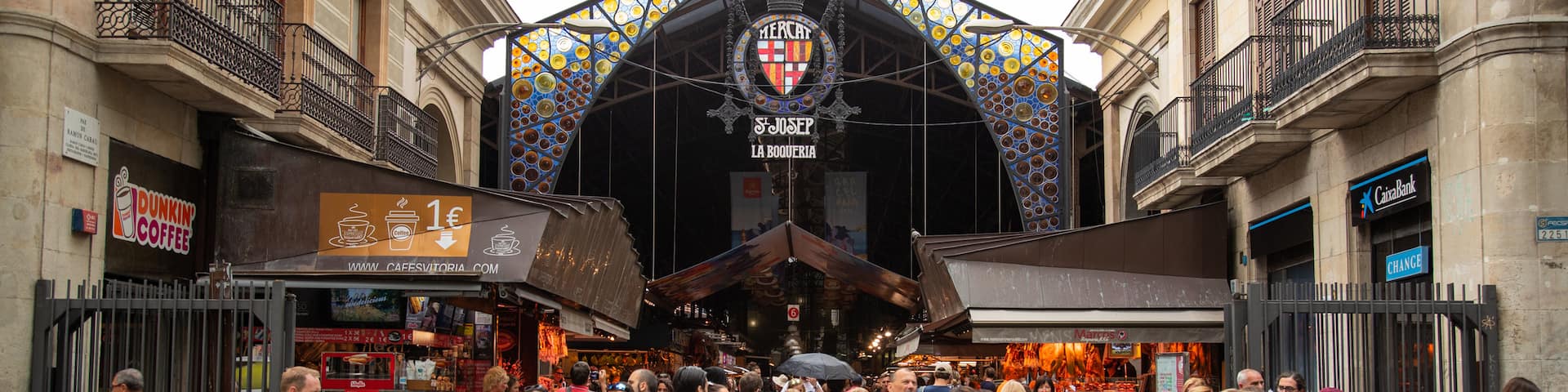Boqueria Market featuring street scenes as well as a large group of people