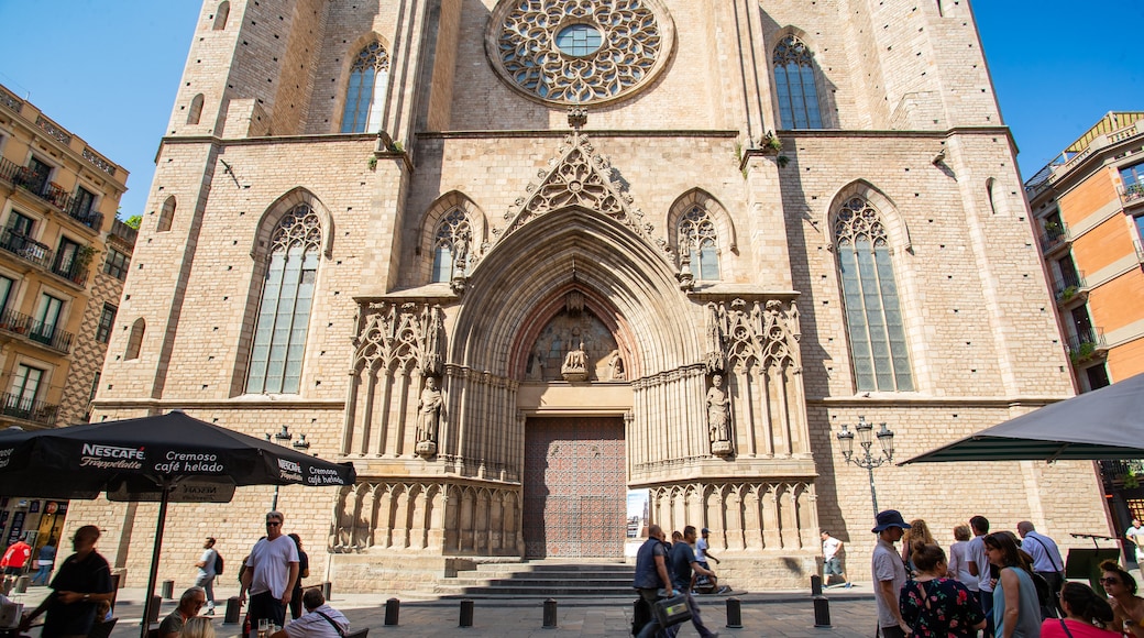 Basilica de Santa Maria del Mar which includes heritage architecture and a church or cathedral