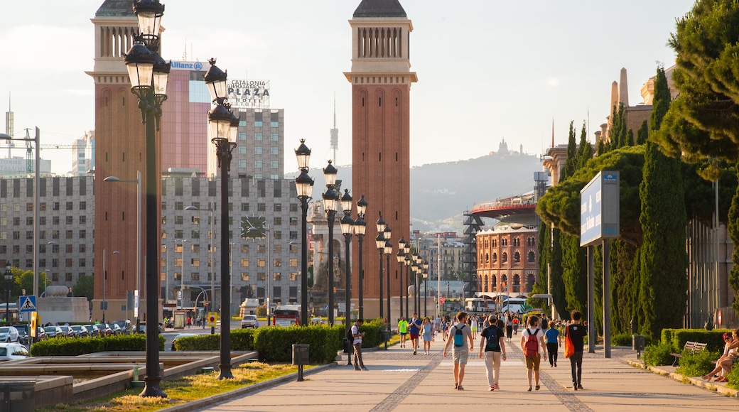 Placa d\'Espanya showing landscape views, street scenes and a sunset