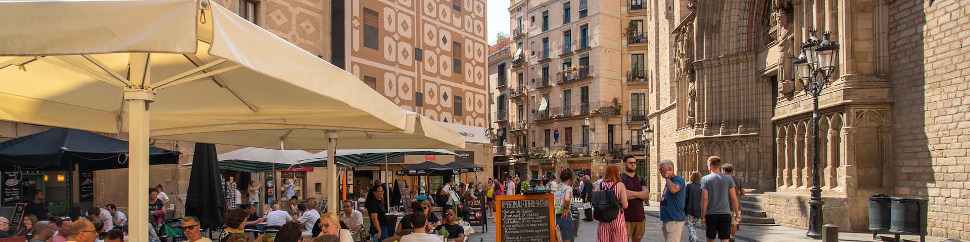 El Born which includes a city, outdoor eating and heritage elements