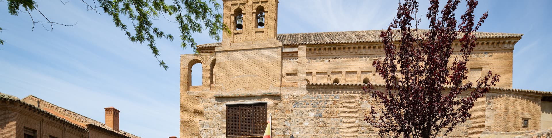 Synagogue of El Transito featuring street scenes and heritage elements as well as a small group of people