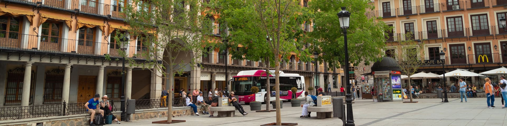 Plaza de Zocodover showing a square or plaza