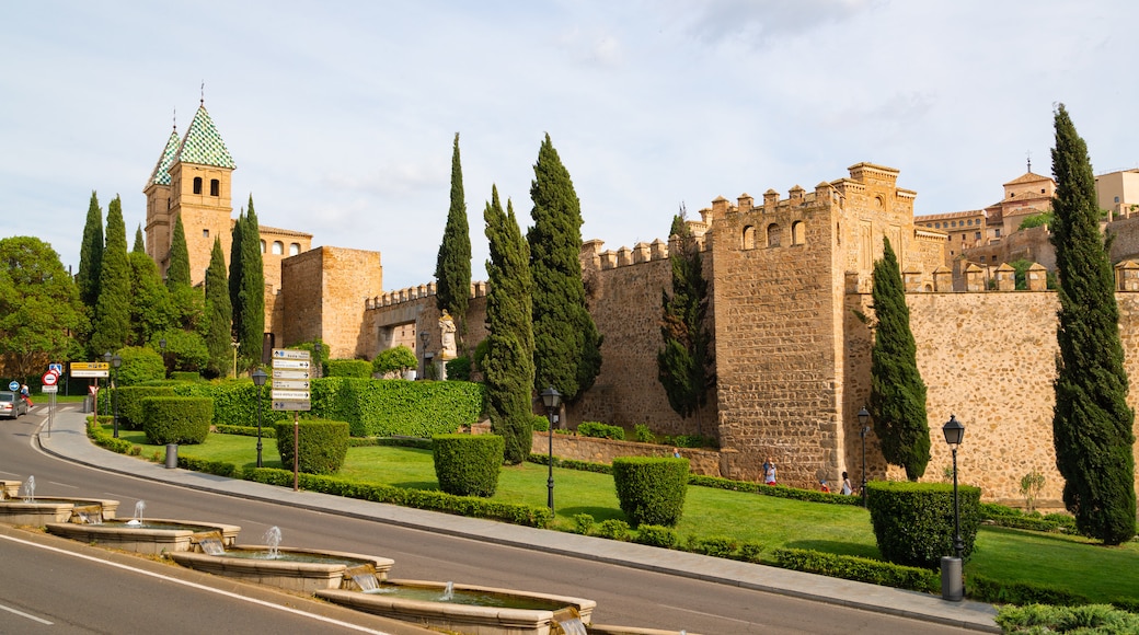 Puerta Bisagra City Gate which includes heritage architecture