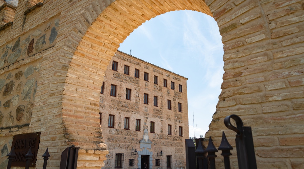 Bangunan Cortes de Castilla-La Mancha