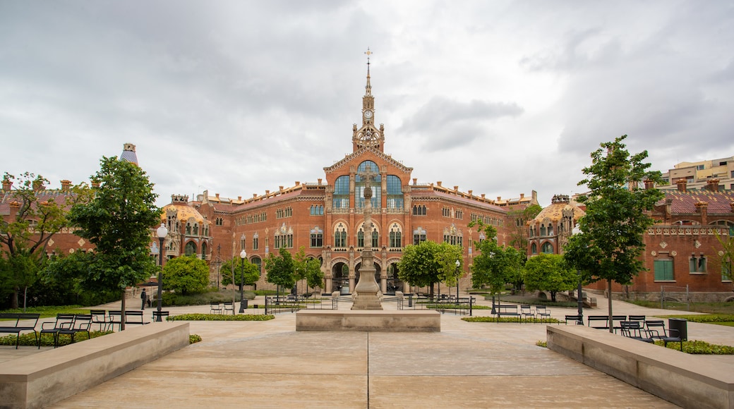 Hospital de la Santa Creu de Barcelona showing a garden and heritage architecture