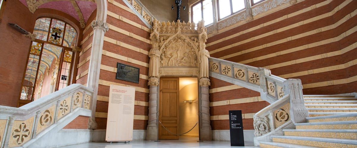 Hospital de la Santa Creu de Barcelona showing interior views and heritage elements