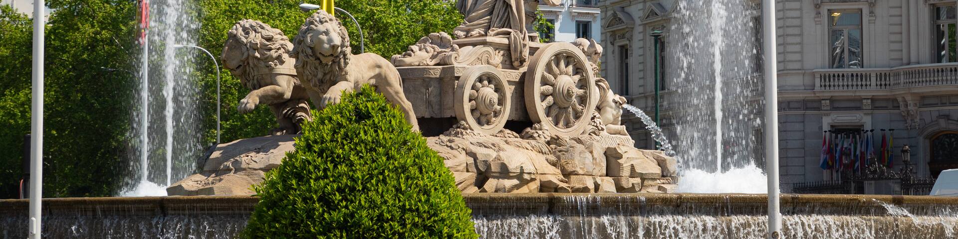 Plaza de Cibeles showing a fountain, heritage elements and a statue or sculpture